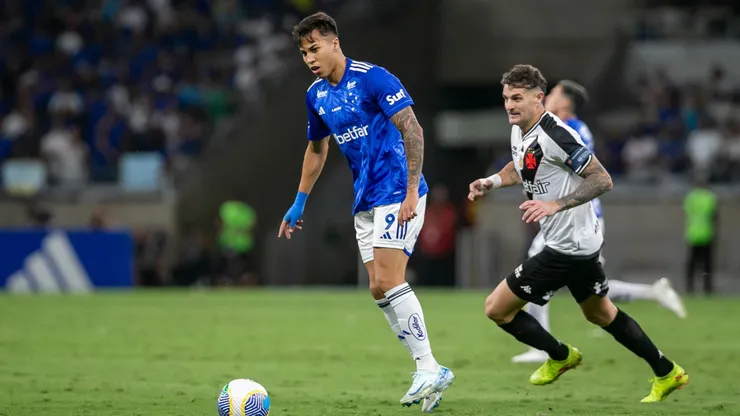 Kaio Jorge, jogador do Cruzeiro domina lance em partida contra o Vasco, em Huberlândia pelo Brasileirão
