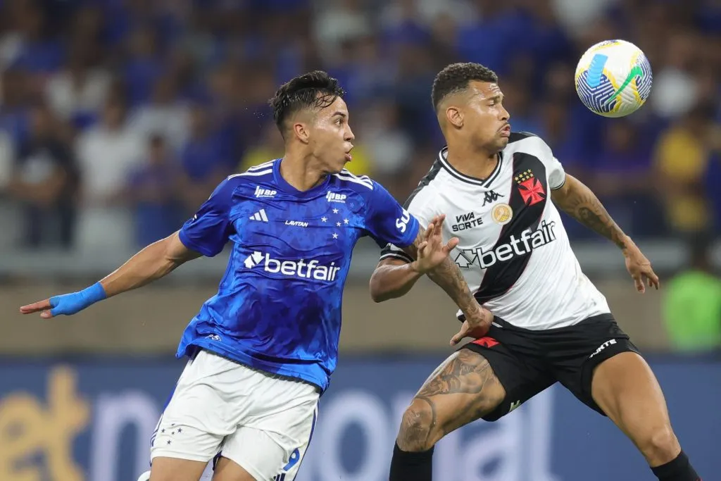 João Victor, jogador do Vasco disputa lance com adversário do Cruzeiro pelo campeonato Brasileiro A 2025. Foto: Gilson Lobo/AGIF