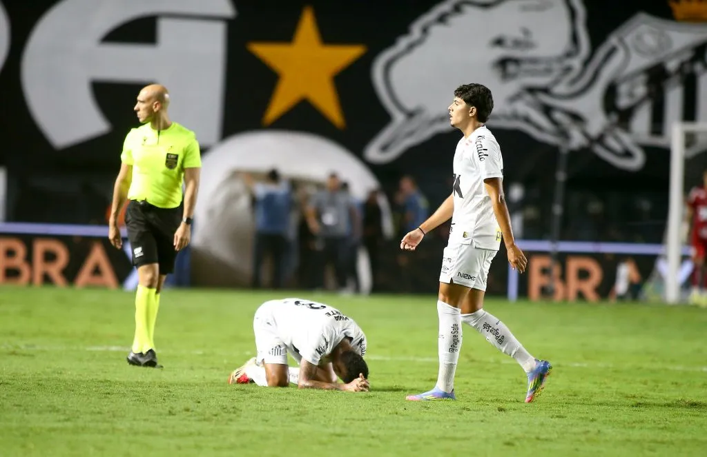 Aderlan, jogador do Santos lamenta derrota ao final da partida contra o Bragantino na Vila Belmiro pelo campeonato Brasileiro A 2025. Foto: Mauricio De Souza/AGIF