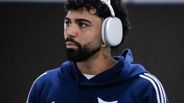 Gabigol chegando ao Parque do Sabiá para o jogo contra o Vasco. Foto: Gustavo Aleixo/CEC