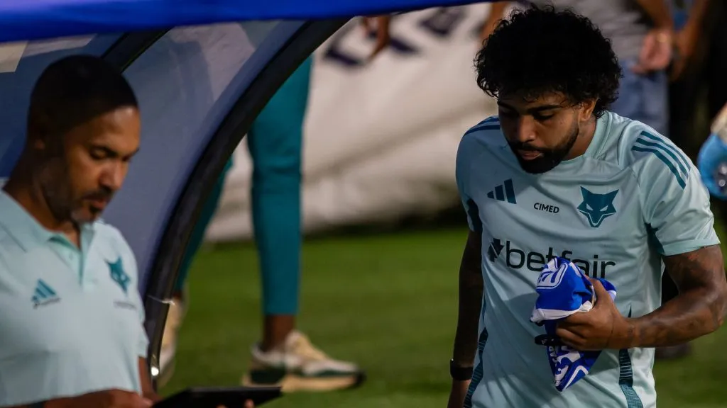 Gabigol no banco de reservas. Foto: Fernando Moreno/AGIF