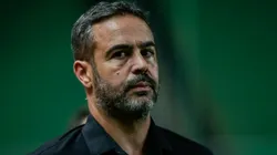Arthur Jorge engatou um namoro com a ex-funcionária do Botafogo.