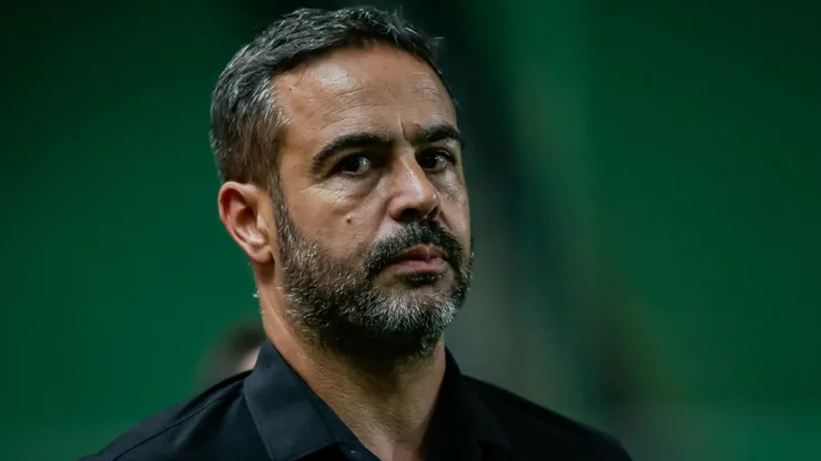 Arthur Jorge engatou um namoro com a ex-funcionária do Botafogo.