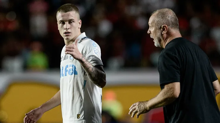 Igor Serrote, jogador do Grêmio, durante partida contra o Vitória, pelo Brasileirão Betano. Foto: Jhony Pinho/AGIF.