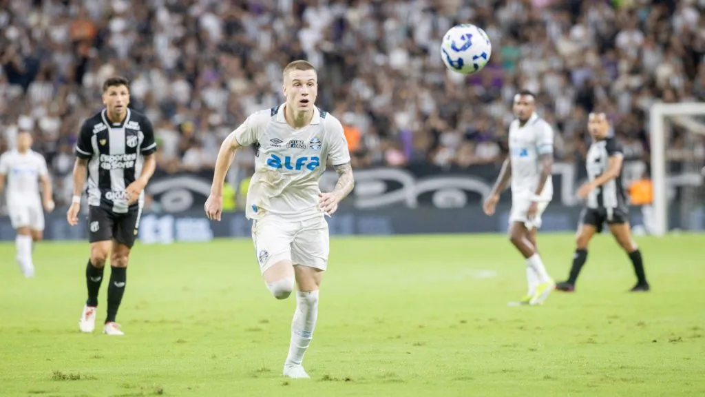 Igor Serrote em ação nas quatro linhas com a camisa do Imortal. Foto: Baggio Rodrigues/AGIF.