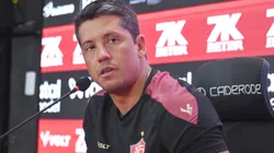 Thiago Carpini durante entrevista coletiva após partida entre Vitória e Grêmio, no Barradão, pelo Brasileirão.