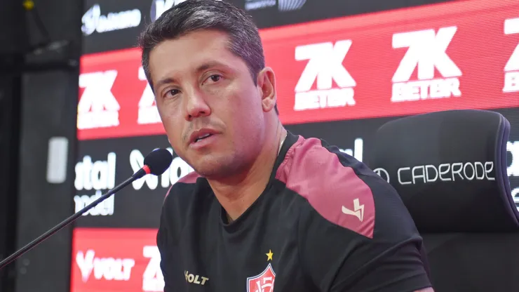 Thiago Carpini durante entrevista coletiva após partida entre Vitória e Grêmio, no Barradão, pelo Brasileirão.