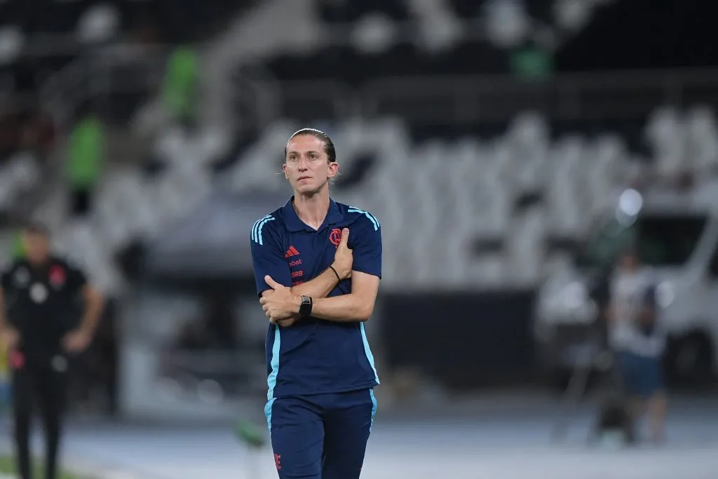 RJ – RIO DE JANEIRO – 01/03/2025 – CARIOCA 2025, VASCO X FLAMENGO – Filipe Luis tecnico do Flamengo durante partida contra o Vasco no estadio Engenhao pelo campeonato Carioca 2025.