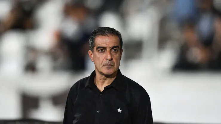 Renato Paiva, técnico do Botafogo, durante partida contra o Fluminense, pelo Brasileirão Betano. Foto: Thiago Ribeiro/AGIF.