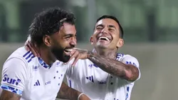 MG - BELO HORIZONTE - 30/01/2025 - MINEIRO 2025, ITABIRITO X CRUZEIRO - Gabriel jogador do Itabirito comemora seu gol com Dudu jogador da sua equipe durante partida contra o Cruzeiro no estadio Independencia pelo campeonato Mineiro 2025.