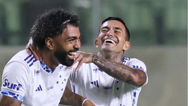 MG - BELO HORIZONTE - 30/01/2025 - MINEIRO 2025, ITABIRITO X CRUZEIRO - Gabriel jogador do Itabirito comemora seu gol com Dudu jogador da sua equipe durante partida contra o Cruzeiro no estadio Independencia pelo campeonato Mineiro 2025.