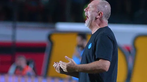 BA - SALVADOR - 27/04/2025 - BRASILEIRO A 2025, VITORIA X GREMIO - Mano Menezes, tecnico do Gremio durante partida contra o Vitoria no estadio Barradao pelo campeonato Brasileiro A 2025. Foto: Walmir Cirne/AGIF