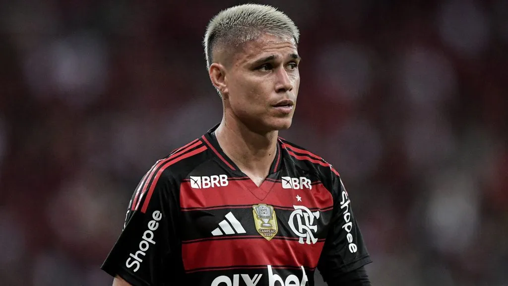 Desaque do Flamengo, Luiz Araújo abriu o coração para falar sobre a marca de 100 jogos – Foto: Thiago Ribeiro/AGIF
