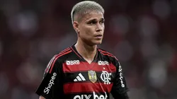Craque do Flamengo, Luiz Araújo abriu o coração para falar sobre a marca de 100 jogos - Foto: Thiago Ribeiro/AGIF