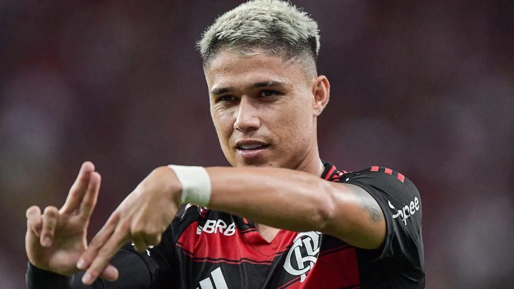 Luiz Araújo completou 100 jogos pelo Flamengo entrando em campo contra o Corinthians – Foto: Thiago Ribeiro/AGIF