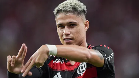 Luiz Araújo completou 100 jogos pelo Flamengo entrando em campo contra o Corinthians - Foto: Thiago Ribeiro/AGIF