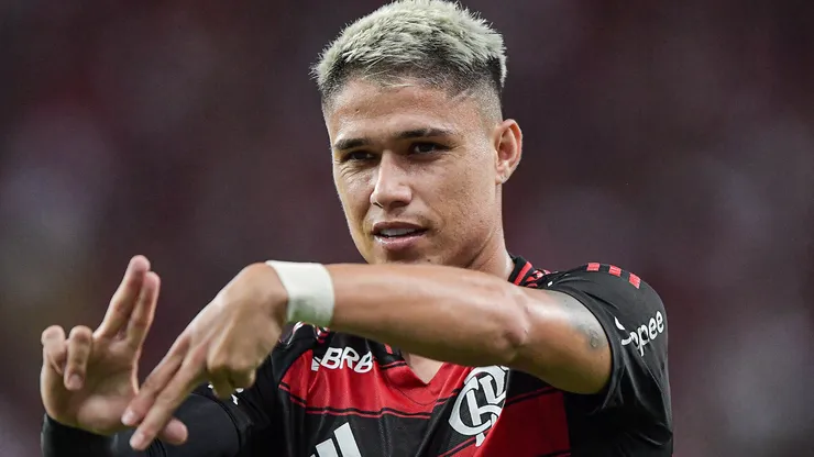 Luiz Araújo completou 100 jogos pelo Flamengo entrando em campo contra o Corinthians - Foto: Thiago Ribeiro/AGIF