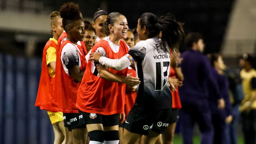 Grupo de jogadoras do Corinthians celebra vitória no Brasileirão Feminino