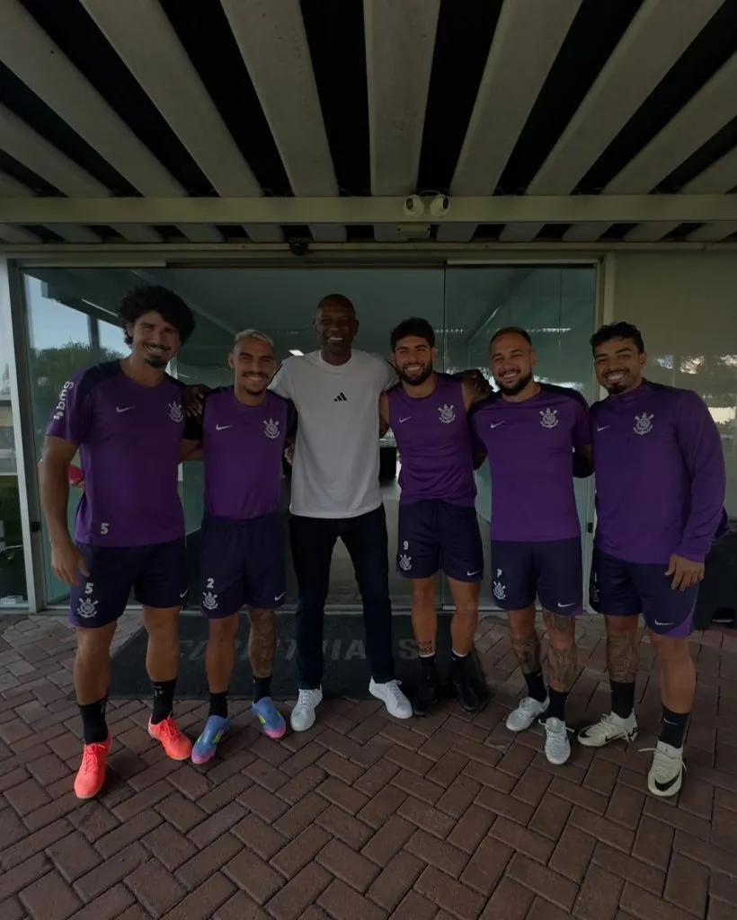 Somália junto ao elenco do Corinthians – Foto: Reprodução/Instagram