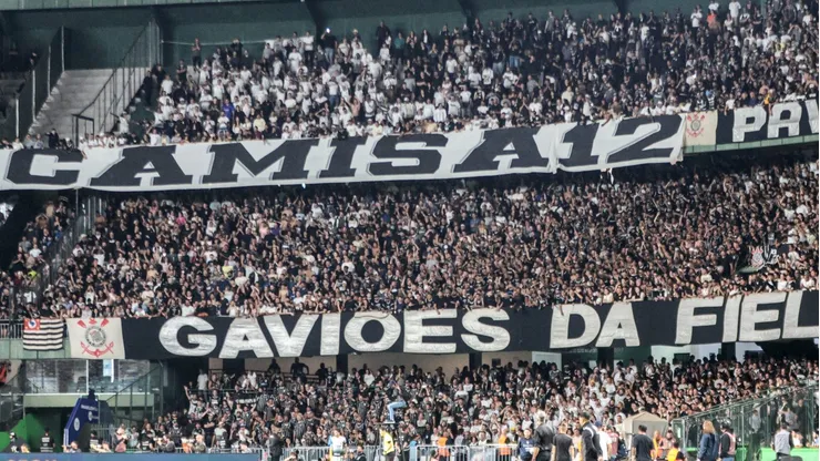 Torcida corintiana entrou apenas no fim do primeiro tempo no Maracanã