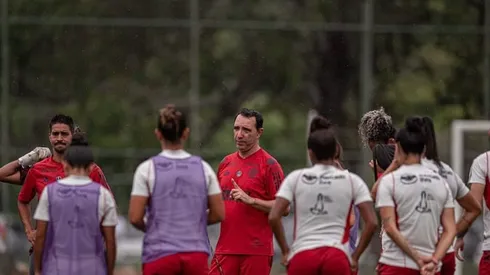 Maurício Salgado, ex-treinador do Flamengo Feminino surge como esperança para tirar as Gurias Coloradas do vermelho no Brasileirão