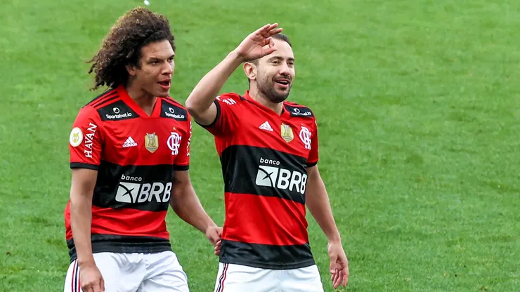 Arão ao lado de Everton Ribeiro
