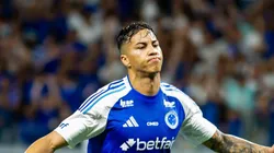 Kaio Jorge comemora com a torcida cruzeirense ao fundo em vitória como mandante