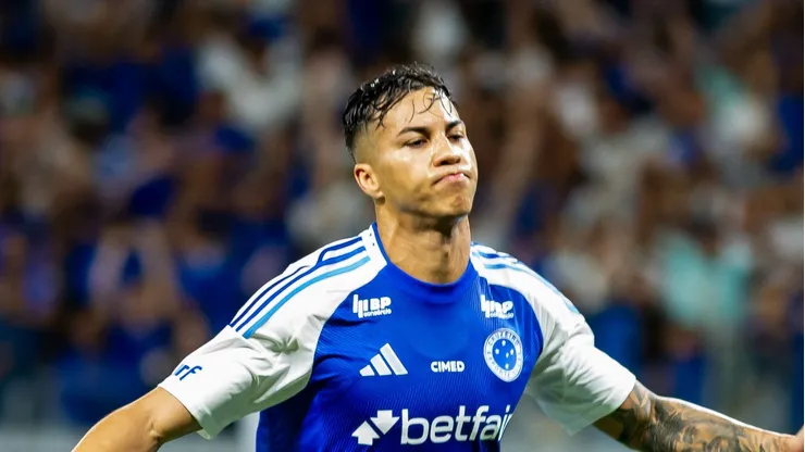 Kaio Jorge comemora com a torcida cruzeirense ao fundo em vitória como mandante