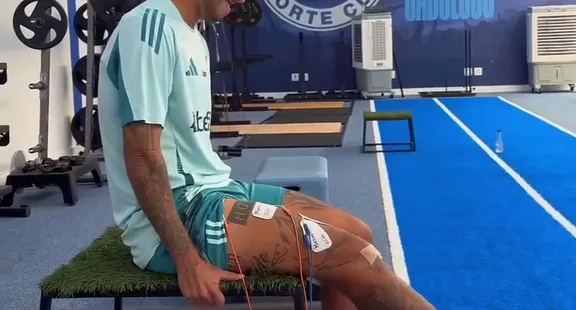 Meia, Matheus Henrique durante trabalho de recuperação na Toca II do Cruzeiro. Foto: Print rede social/@matheus.henrique