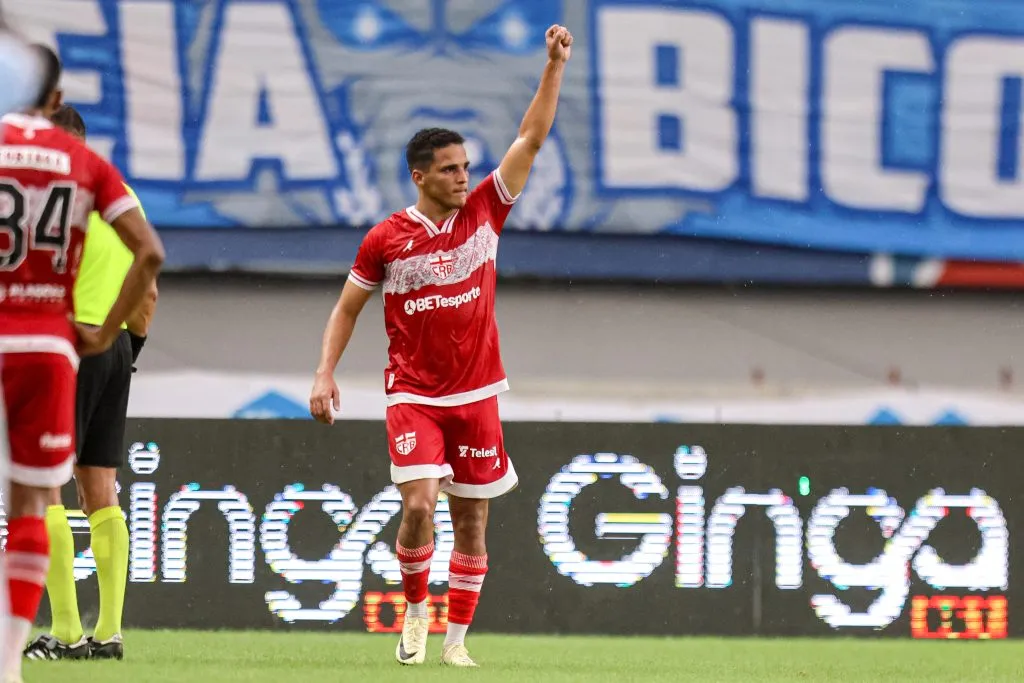 Thiaguinho comemora gol pelo CRB contra o Paysandu, na Série B. Foto: Fernando Torres/AGIF