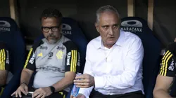 RJ - RIO DE JANEIRO - 07/04/2024 - CARIOCA 2024, FLAMENGO X NOVA IGUACU FINAL - Tite tecnico do Flamengo com seu auxiliar Cleber Xavier antes da partida contra o Nova Iguacu no estadio Maracana pelo campeonato Carioca 2024.