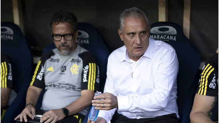 RJ - RIO DE JANEIRO - 07/04/2024 - CARIOCA 2024, FLAMENGO X NOVA IGUACU FINAL - Tite tecnico do Flamengo com seu auxiliar Cleber Xavier antes da partida contra o Nova Iguacu no estadio Maracana pelo campeonato Carioca 2024.