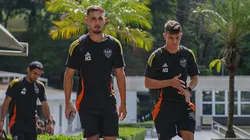 Delegação do Atlético Mineiro e elenco se preparou no CT e partiu para o Paraná para duelo contra o Maringá sob grande pressão da torcida