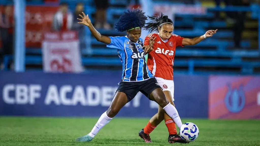Jogadoras do Grêmio e Internacional no duelo pelo Brasileirão Feminino