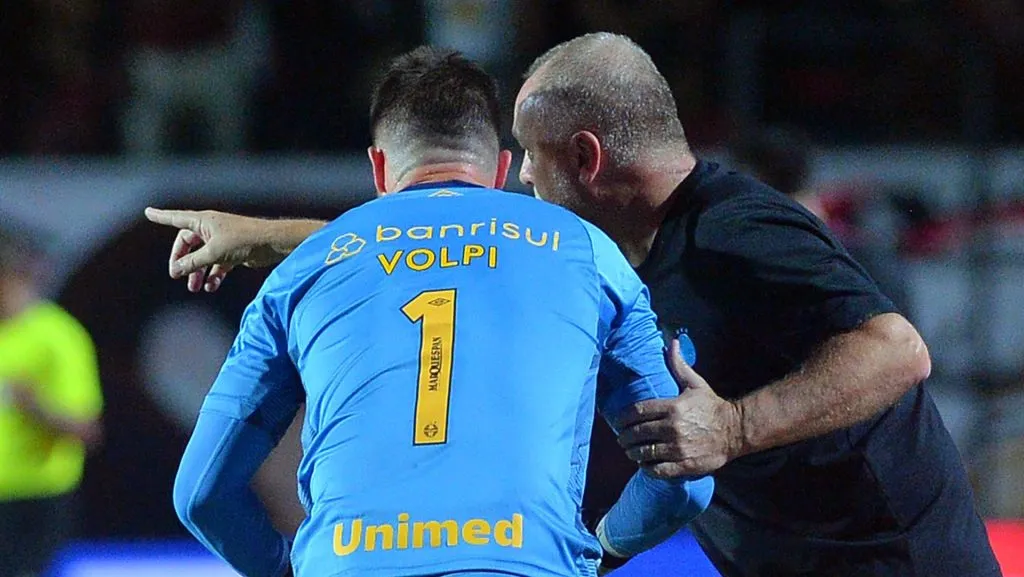 Foto: Walmir Cirne/AGIF – Mano Menezes orientando Volpi em jogo do Brasileirão Betano.