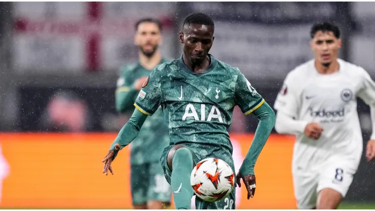 Sarr pelo Tottenham em partida da Europa League diante do Eintracht Frankfurt. Foto: René Nijhuis / Alamy Stock Photo