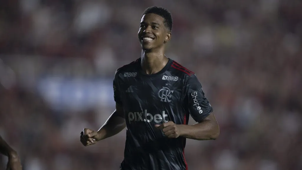 Carlinhos, hoje no Vitória, comemora um dos gols marcados diante do Bangu. Foto: Kayan Mendes/AGIF.