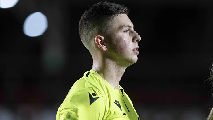 Lucas Casagrande, árbitro, durante partida entre Atlético-GO e Fortaleza, pelo Brasileirão Betano de 2024. Foto: Heber Gomes/AGIF.