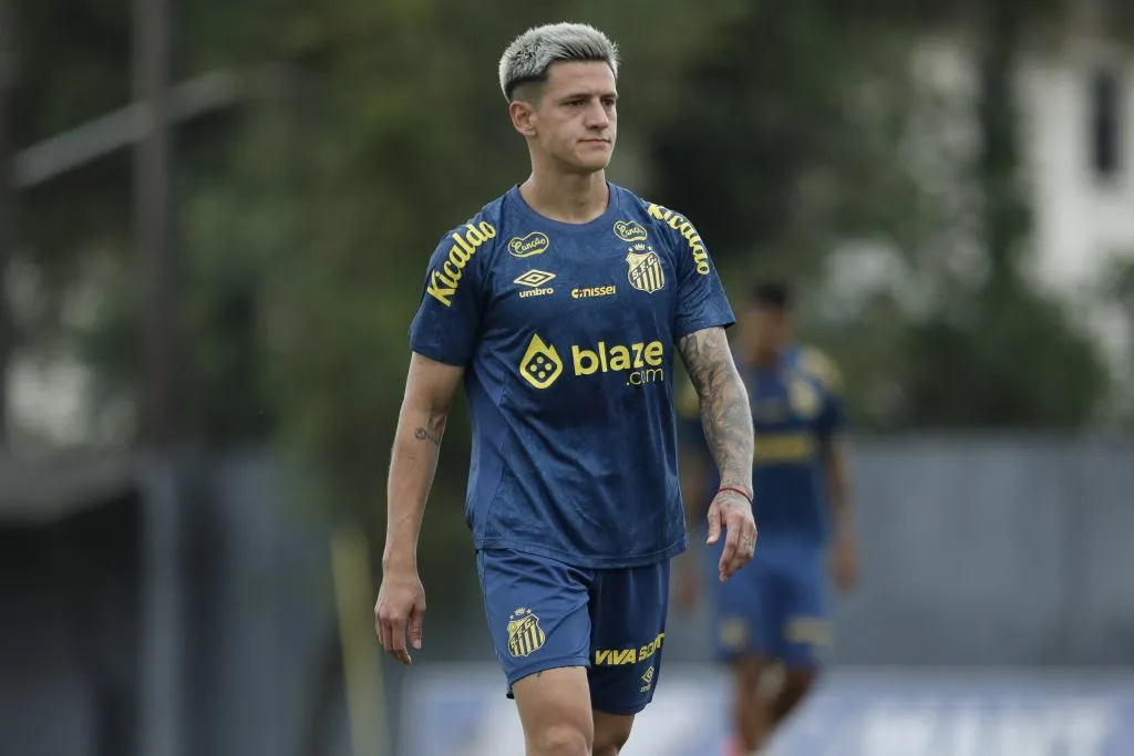 Lateral durante o treino no CT. Foto: Reinaldo Campos/AGIF