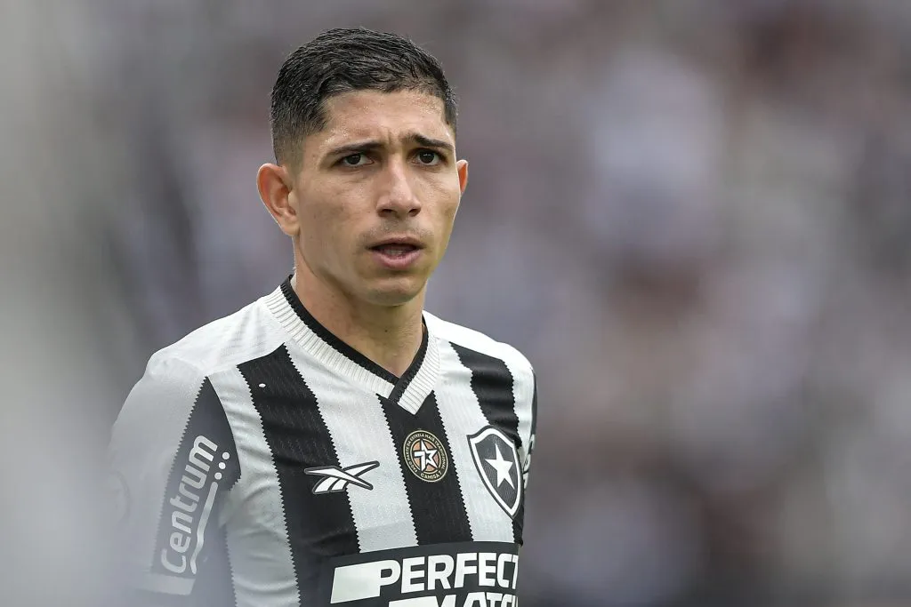 RJ – RIO DE JANEIRO – 08/12/2024 – BRASILEIRO A 2024, BOTAFOGO X SAO PAULO – Savarino jogador do Botafogo durante partida contra o Sao Paulo no estadio Engenhao pelo campeonato Brasileiro A 2024. Foto: Thiago Ribeiro/AGIF