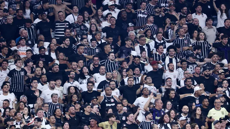 Torcida do Corinthians durante partida contra São Bernardo no estádio Arena Corinthians - Foto: Marcello Zambrana/AGIF