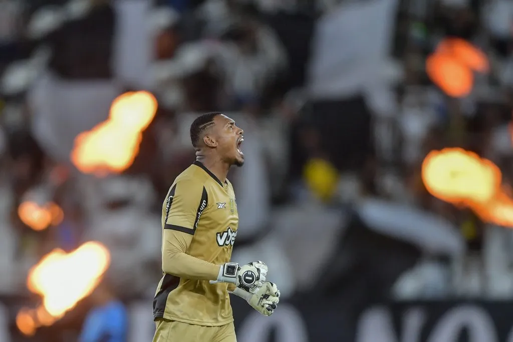 John goleiro do Botafogo comemora gol durante partida contra o Fluminense – Foto: Thiago Ribeiro/AGIF