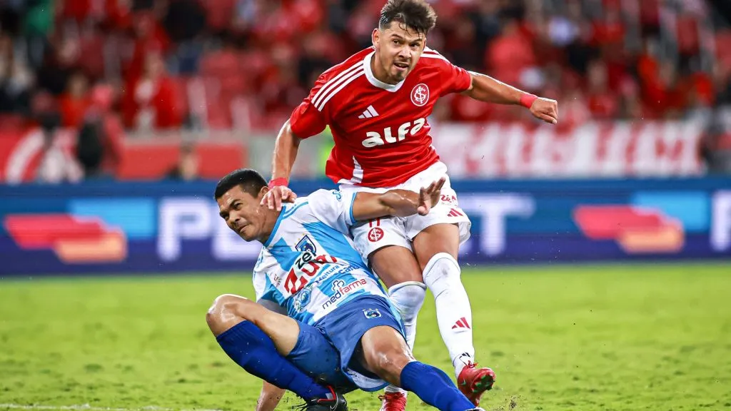 Oscar Romero disputa lance com Wendel em Internacional x Maracanã pela Copa do Brasil no Estádio Beira-Rio. Foto: Maxi Franzoi/AGIF