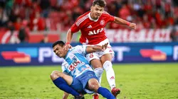 Oscar Romero disputa lance com Wendel em Internacional x Maracanã pela Copa do Brasil no Estádio Beira-Rio. Foto: Maxi Franzoi/AGIF
