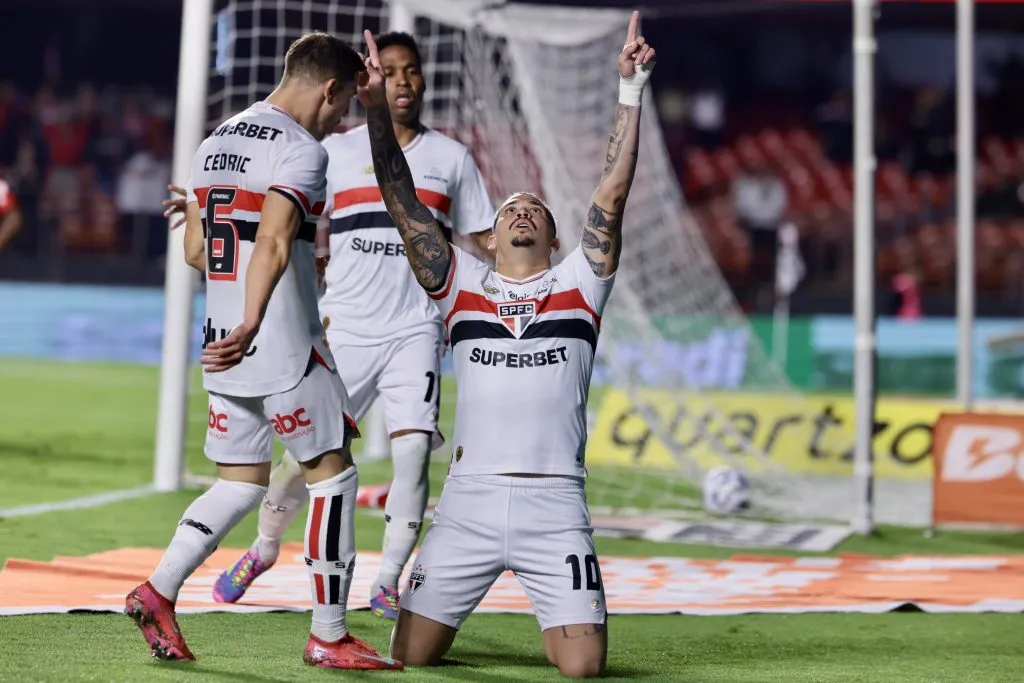 SP – SAO PAULO – 29/04/2025 – COPA DO BRASIL 2025, SAO PAULO X NAUTICO – Luciano jogador do Sao Paulo comemora seu gol com jogadores do seu time durante partida contra o Nautico no estadio Morumbi pelo campeonato Copa Do Brasil 2025. Foto: Marcello Zambrana/AGIF
