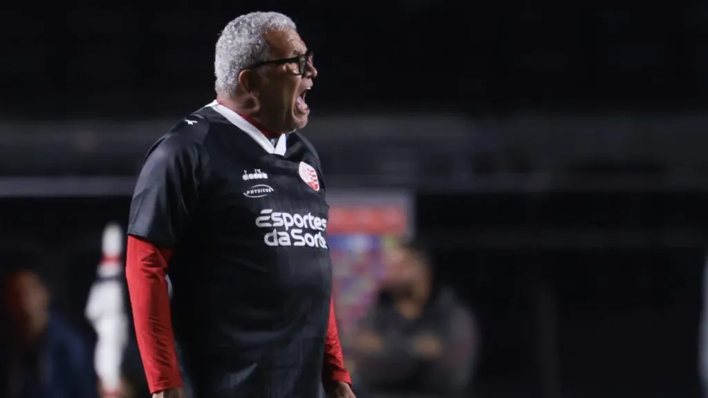 Hélio dos Anjos contra o SPFC. Foto: Marcello Zambrana/AGIF