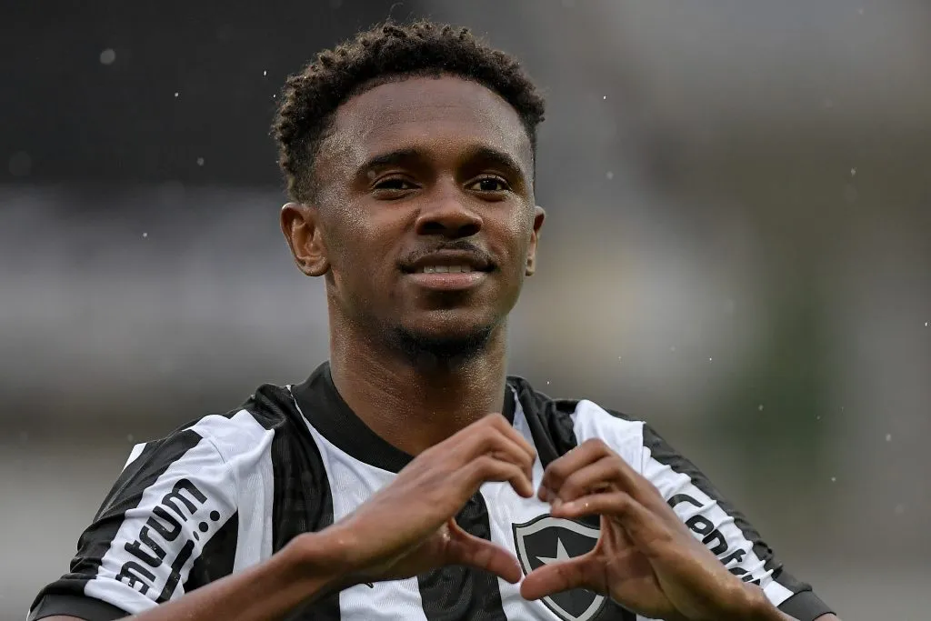 Jeffinho, o xodó da torcida alvinegra, voltou após lesão e agora os botafoguenses querem ver ele brilhar muito  no Nilton Santos.  Foto: Thiago Ribeiro/AGIF