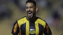 Lucca comemorando gol durante partida entre Novorizontino e Ituano, no Estádio Jorge Ismael de Biasi, pela Série B 2024.