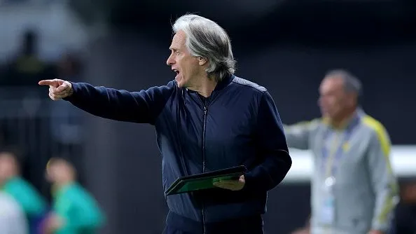 Jorge Jesus durante partida. Foto: Abdullah Ahmed/Getty Images