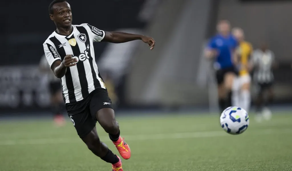 Nathan Fernandes irá desfalcar o Botafogo na Copa do Brasil – Foto: Jorge Rodrigues/AGIF